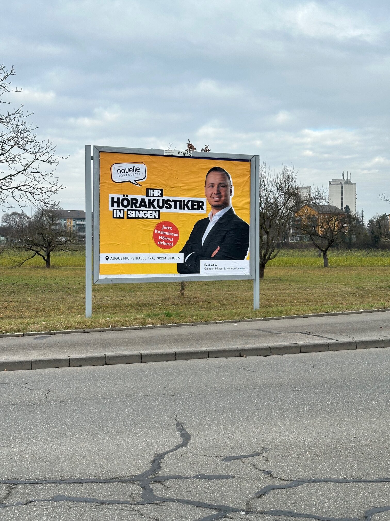 Novelle Hörakustik Singen - Rielasingen-Worblingen - Zeppelinstraße / Adam-Opel-Straße (nahe Aldi, quer)