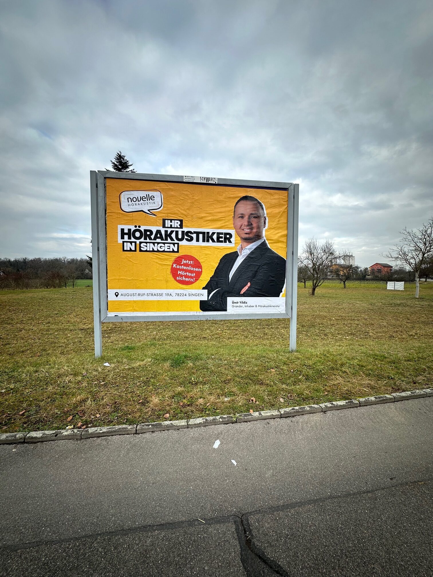 Novelle Hörakustik Singen - Rielasingen-Worblingen - Zeppelinstraße / Adam-Opel-Straße (nahe Aldi, quer)